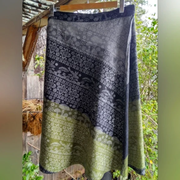 New Mushroom Wrap Black and Green Skirt - Picture 2 of 3